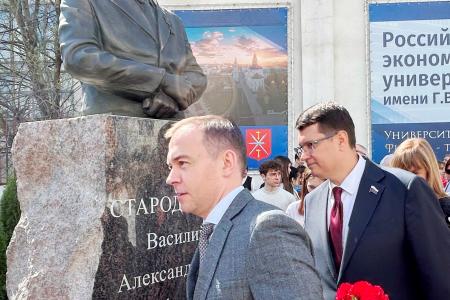 Тульский обком партии принял участие в открытии памятника В.А. Стародубцеву