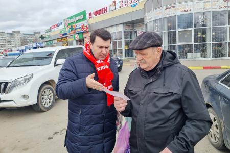 Олег Лебедев в Твери принимает обращения избирателей и рассказывает о законопроектах КПРФ и Народном референдуме