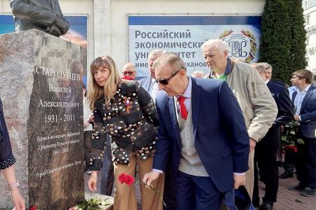 Тульский обком партии принял участие в открытии памятника В.А. Стародубцеву