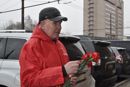 За народный космос! Акция ленинградских коммунистов в День космонавтики