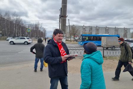 Олег Лебедев в Твери принимает обращения избирателей и рассказывает о законопроектах КПРФ и Народном референдуме