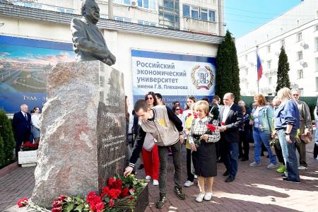 Тульский обком партии принял участие в открытии памятника В.А. Стародубцеву