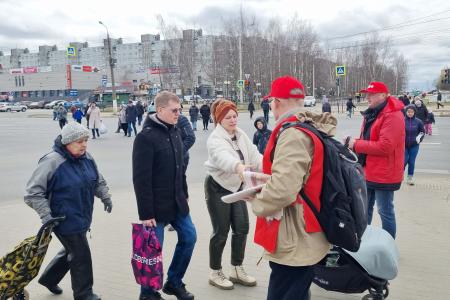 Олег Лебедев в Твери принимает обращения избирателей и рассказывает о законопроектах КПРФ и Народном референдуме