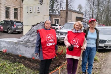 Ленинские субботники проводят новгородские коммунисты