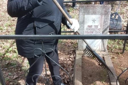 Новгородская область. Коммунисты приводят в порядок воинские мемориалы