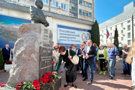 Тульский обком партии принял участие в открытии памятника В.А. Стародубцеву
