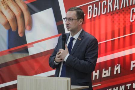 Комсомольцы Петербурга на дебатах доказали: «Цензы» для обучения в старшей школе недопустимы!