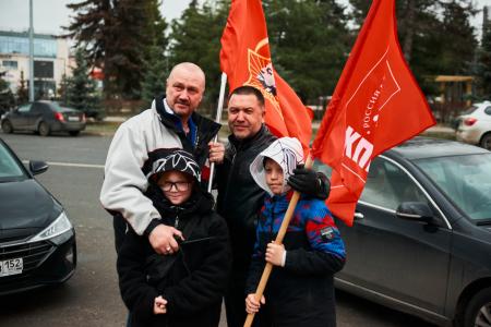 Нижегородские коммунисты отметили 64-ю годовщину полета Гагарина праздничным автопробегом