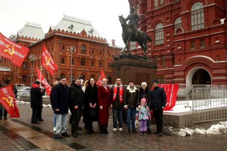 Коммунисты возложили венки и цветы к Мавзолею В.И. Ленина и мемориалам покорителям космоса у Кремлевской стены