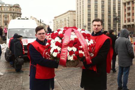 Коммунисты возложили венки и цветы к Мавзолею В.И. Ленина и мемориалам покорителям космоса у Кремлевской стены