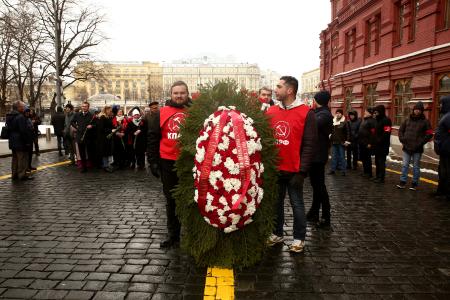 Коммунисты возложили венки и цветы к Мавзолею В.И. Ленина и мемориалам покорителям космоса у Кремлевской стены