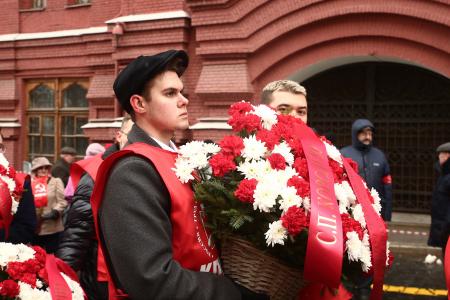 Коммунисты возложили венки и цветы к Мавзолею В.И. Ленина и мемориалам покорителям космоса у Кремлевской стены