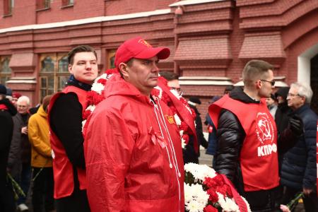 Коммунисты возложили венки и цветы к Мавзолею В.И. Ленина и мемориалам покорителям космоса у Кремлевской стены