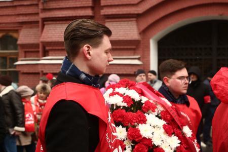 Коммунисты возложили венки и цветы к Мавзолею В.И. Ленина и мемориалам покорителям космоса у Кремлевской стены