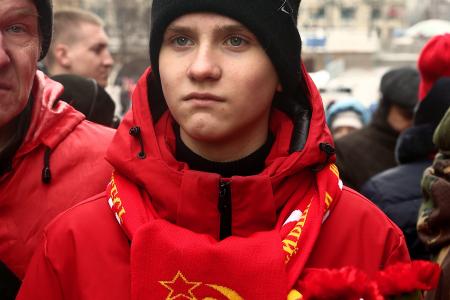Коммунисты возложили венки и цветы к Мавзолею В.И. Ленина и мемориалам покорителям космоса у Кремлевской стены