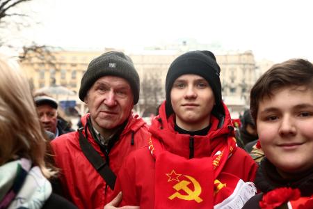 Коммунисты возложили венки и цветы к Мавзолею В.И. Ленина и мемориалам покорителям космоса у Кремлевской стены