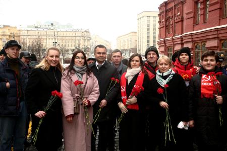 Коммунисты возложили венки и цветы к Мавзолею В.И. Ленина и мемориалам покорителям космоса у Кремлевской стены