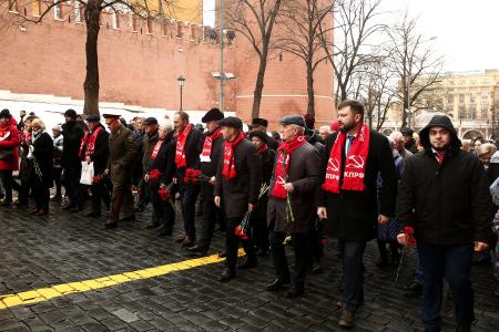 Коммунисты возложили венки и цветы к Мавзолею В.И. Ленина и мемориалам покорителям космоса у Кремлевской стены