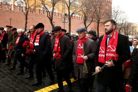 Коммунисты возложили венки и цветы к Мавзолею В.И. Ленина и мемориалам покорителям космоса у Кремлевской стены