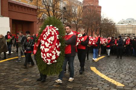 Коммунисты возложили венки и цветы к Мавзолею В.И. Ленина и мемориалам покорителям космоса у Кремлевской стены