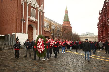 Коммунисты возложили венки и цветы к Мавзолею В.И. Ленина и мемориалам покорителям космоса у Кремлевской стены