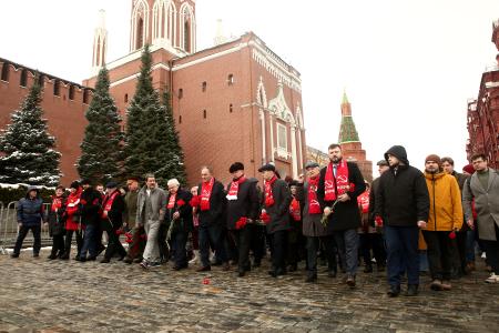 Коммунисты возложили венки и цветы к Мавзолею В.И. Ленина и мемориалам покорителям космоса у Кремлевской стены