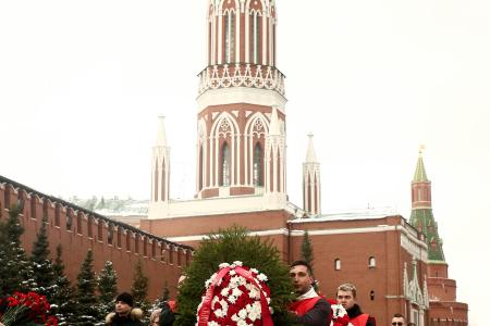 Коммунисты возложили венки и цветы к Мавзолею В.И. Ленина и мемориалам покорителям космоса у Кремлевской стены
