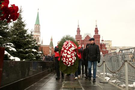 Коммунисты возложили венки и цветы к Мавзолею В.И. Ленина и мемориалам покорителям космоса у Кремлевской стены