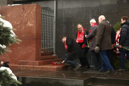 Коммунисты возложили венки и цветы к Мавзолею В.И. Ленина и мемориалам покорителям космоса у Кремлевской стены