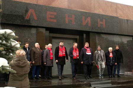 Коммунисты возложили венки и цветы к Мавзолею В.И. Ленина и мемориалам покорителям космоса у Кремлевской стены