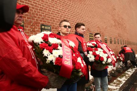 Коммунисты возложили венки и цветы к Мавзолею В.И. Ленина и мемориалам покорителям космоса у Кремлевской стены