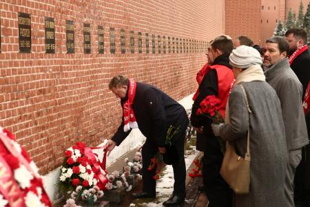 Коммунисты возложили венки и цветы к Мавзолею В.И. Ленина и мемориалам покорителям космоса у Кремлевской стены