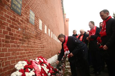 Коммунисты возложили венки и цветы к Мавзолею В.И. Ленина и мемориалам покорителям космоса у Кремлевской стены