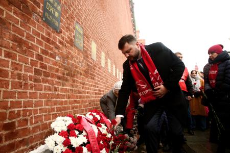 Коммунисты возложили венки и цветы к Мавзолею В.И. Ленина и мемориалам покорителям космоса у Кремлевской стены