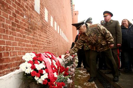 Коммунисты возложили венки и цветы к Мавзолею В.И. Ленина и мемориалам покорителям космоса у Кремлевской стены
