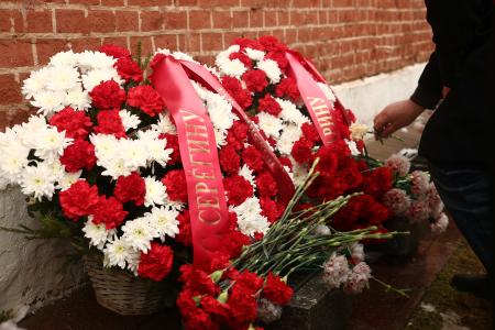 Коммунисты возложили венки и цветы к Мавзолею В.И. Ленина и мемориалам покорителям космоса у Кремлевской стены