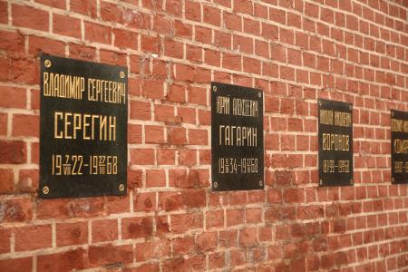 Коммунисты возложили венки и цветы к Мавзолею В.И. Ленина и мемориалам покорителям космоса у Кремлевской стены