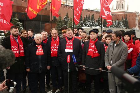 Коммунисты возложили венки и цветы к Мавзолею В.И. Ленина и мемориалам покорителям космоса у Кремлевской стены