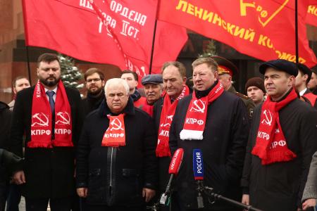 Коммунисты возложили венки и цветы к Мавзолею В.И. Ленина и мемориалам покорителям космоса у Кремлевской стены