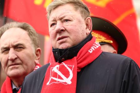 Коммунисты возложили венки и цветы к Мавзолею В.И. Ленина и мемориалам покорителям космоса у Кремлевской стены