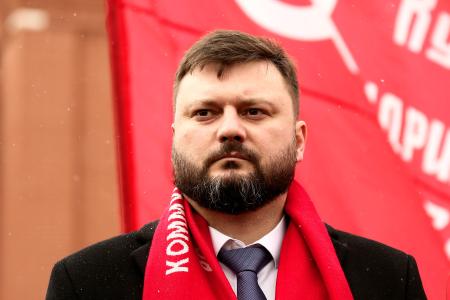 Коммунисты возложили венки и цветы к Мавзолею В.И. Ленина и мемориалам покорителям космоса у Кремлевской стены