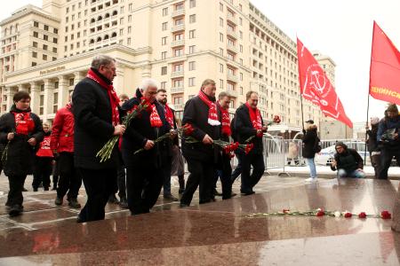Коммунисты возложили венки и цветы к Мавзолею В.И. Ленина и мемориалам покорителям космоса у Кремлевской стены