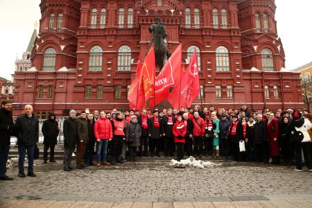 Коммунисты возложили венки и цветы к Мавзолею В.И. Ленина и мемориалам покорителям космоса у Кремлевской стены