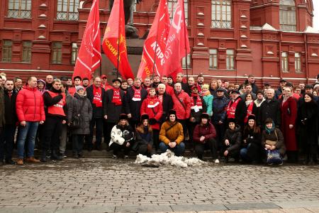 Коммунисты возложили венки и цветы к Мавзолею В.И. Ленина и мемориалам покорителям космоса у Кремлевской стены
