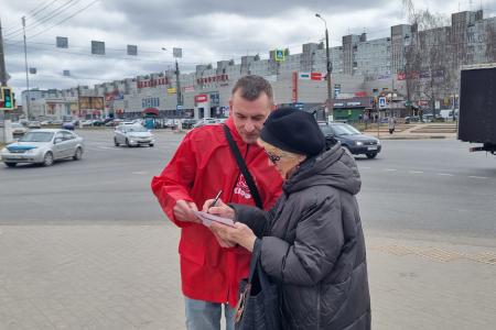 Олег Лебедев в Твери принимает обращения избирателей и рассказывает о законопроектах КПРФ и Народном референдуме