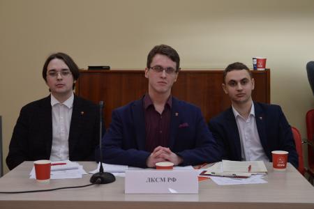 Комсомольцы Петербурга на дебатах доказали: «Цензы» для обучения в старшей школе недопустимы!