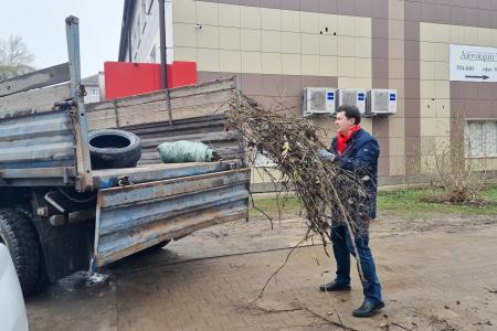 Олег Лебедев организовал Ленинский субботник в Великом Новгороде