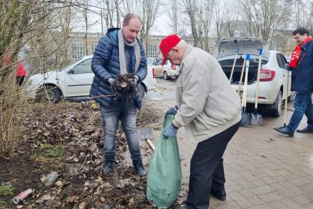 Олег Лебедев организовал Ленинский субботник в Великом Новгороде