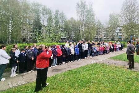 Тверской обком КПРФ организовал высадку деревьев в средней школе города Твери