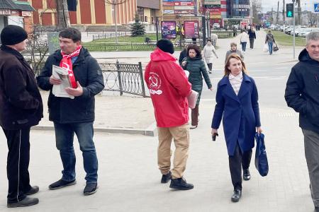 Олег Лебедев в Твери принимает обращения избирателей и рассказывает о законопроектах КПРФ и Народном референдуме